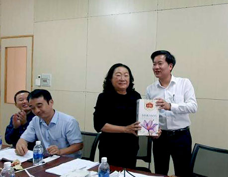 Chủ tịch VinaLAB - TS. Nguyễn Hoàng Linh tặng quà Ban chấp hành Vinatest