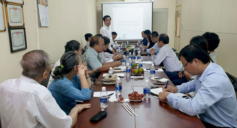 T.S. Nguyễn Hoàng Linh chủ trì thảo luận về công tác phối hợp hoạt động giữa VinaLAB và Vinatest trong thời gian tới.