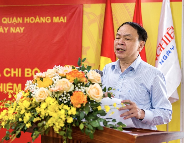 Bí thư Chi bộ Lê Minh Sơn trình bày Quy chế phối hợp giữa Lãnh đạo và Chi bộ Tạp chí TNNN.