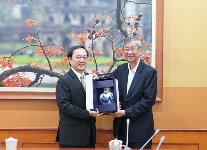 Bộ trưởng Huỳnh Thành Đạt và ông Lim Boon Heng trao quà lưu niệm.