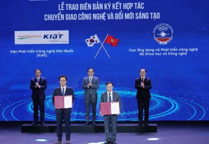 Phó Thủ tướng Chính phủ Trần Lưu Quang và các lãnh đạo chứng kiến Lễ trao biên bản hợp tác.