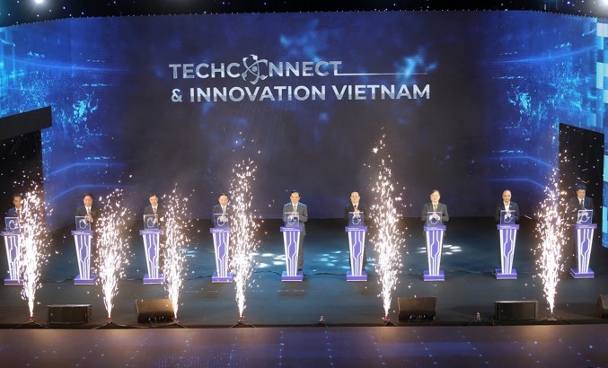 Phó Thủ tướng Chính phủ Trần Lưu Quang, Bộ trưởng Bộ KH&CN Huỳnh Thành Đạt cùng lãnh đạo các bộ, ngành nhấn nút khai mạc sự kiện Kết nối công nghệ và Đổi mới sáng tạo Việt Nam 2023.