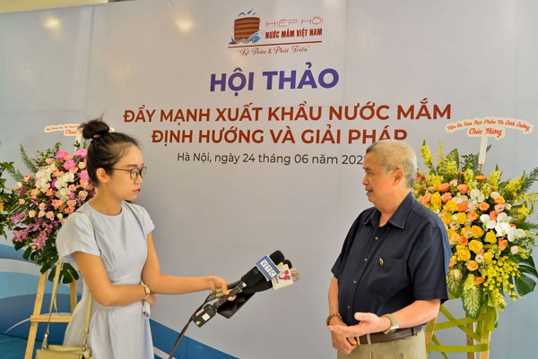 PGS.TS Trần Đáng trả lời phỏng vấn của các cơ quan báo chí.