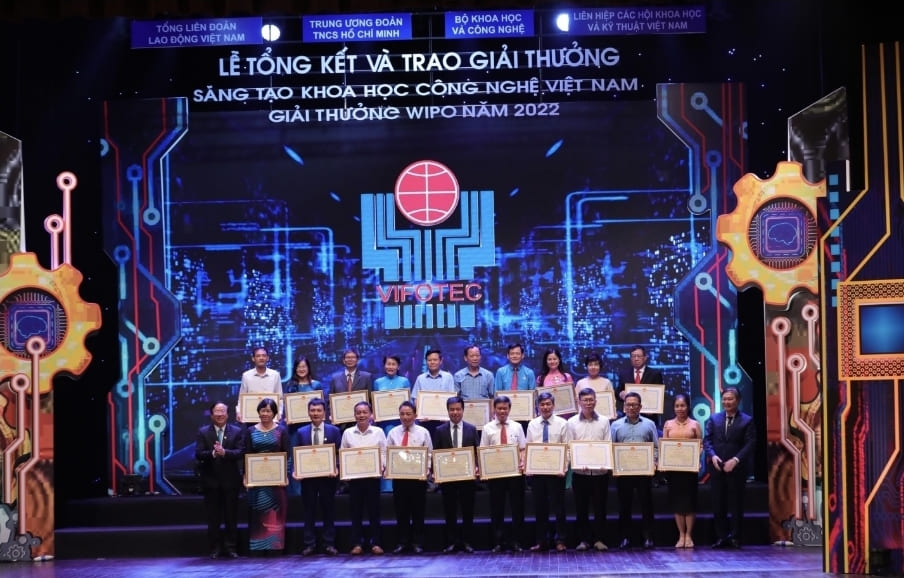 Ban Tổ chức Giải thưởng Sáng tạo khoa học công nghệ Việt Nam trao tặng Bằng khen cho tập thể, cá nhân tại buổi lễ