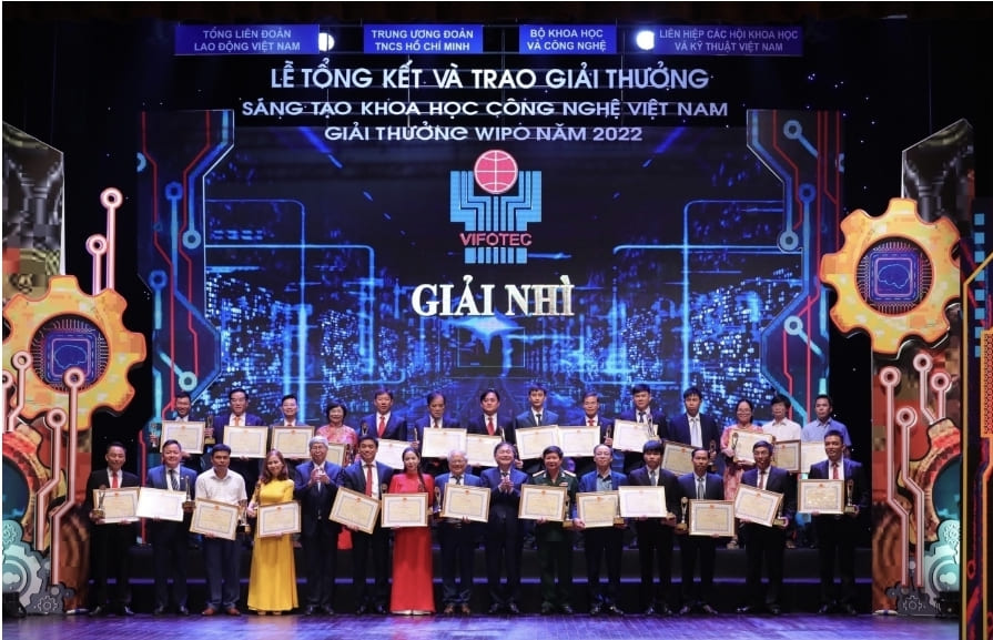 Các tác giả đoạt giải Nhì - Giải thưởng Sáng tạo khoa học công nghệ Việt Nam lần thứ 28