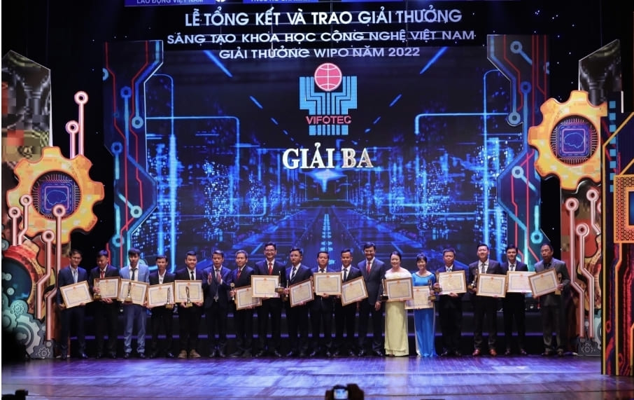 Các tác giả đoạt giải Ba - Giải thưởng Sáng tạo khoa học công nghệ Việt Nam lần thứ 28