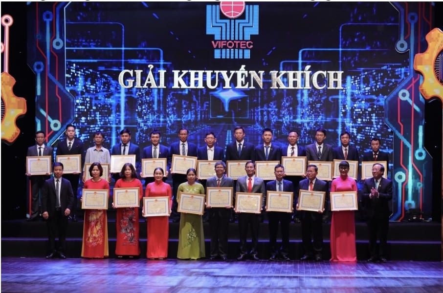 Các tác giả đoạt giải Khuyến khích - Giải thưởng Sáng tạo khoa học công nghệ Việt Nam lần thứ 28