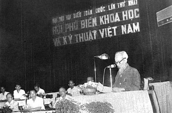 Chủ tịch Hồ Chí Minh phát biểu tại Đại hội Đại biểu toàn quốc lần thứ nhất Hội Phổ biến khoa học và kỹ thuật Việt Nam.