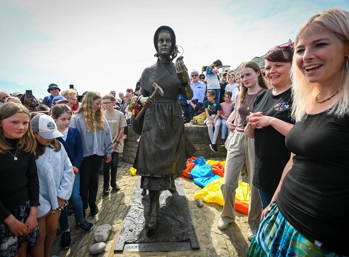 Bức tượng Anning được dựng bên bờ biển Lyme Regis.