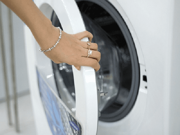 Mở cửa máy giặt sau khi sử dụng