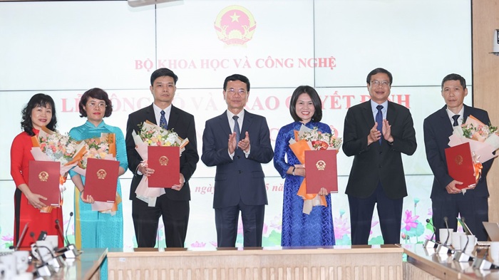 Bộ trưởng Nguyễn Mạnh Hùng đã trực tiếp trao các quyết định, tặng hoa và gửi lời chúc mừng tốt đẹp  đến các đồng chí được bổ nhiệm.