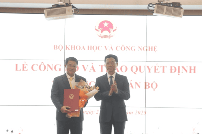 Bộ trưởng Nguyễn Mạnh Hùng trao các quyết định cho ông Nguyễn Trường Giang.