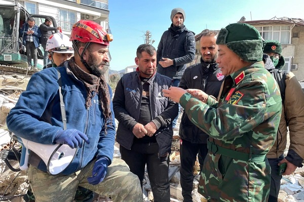 Thiếu tướng Phạm Văn Tỵ chỉ đạo công tác tìm kiếm, cứu trợ các nạn nhân trong trận động đất tại tỉnh Hatay, Thổ Nhĩ Kỳ.