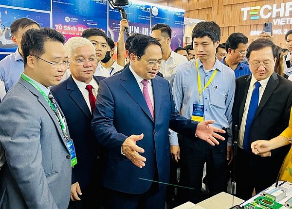 Trước đó, tại chương trình "Dấu ấn Techfest VietNam 2022", Thủ tướng Phạm Minh Chính đã đến thăm một số gian hàng triển lãm là các sản phẩm, mô hình ý tưởng của các startup.