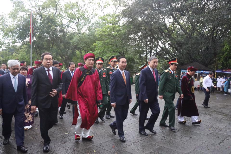 Chủ tịch nước Võ Văn Thưởng, cùng các vị lãnh đạo Đảng, Nhà nước, tỉnh Phú Thọ dâng hương tưởng niệm các Vua Hùng năm Quý Mão 2023