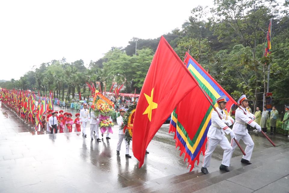 Đi đầu là đội tiêu binh rước cờ Tổ quốc, cờ hội đền Hùng...