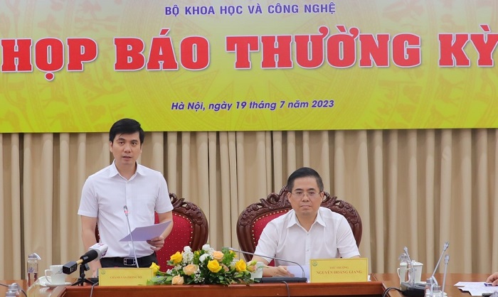 Chánh Văn phòng Bộ KH&CN Đỗ Thành Long báo cáo tại Họp báo.