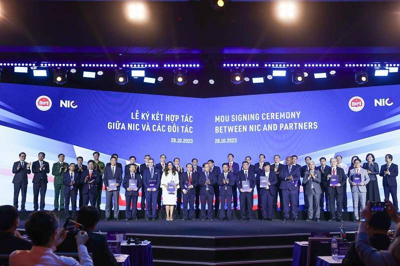 Dưới sự chứng kiến của Thủ tướng Phạm Minh Chính và Bộ trưởng Kế hoạch và Đầu tư Nguyễn Chí Dũng, NIC đã công bố và ký kết một số thỏa thuận hợp tác với các đối tác. Ảnh: MPI