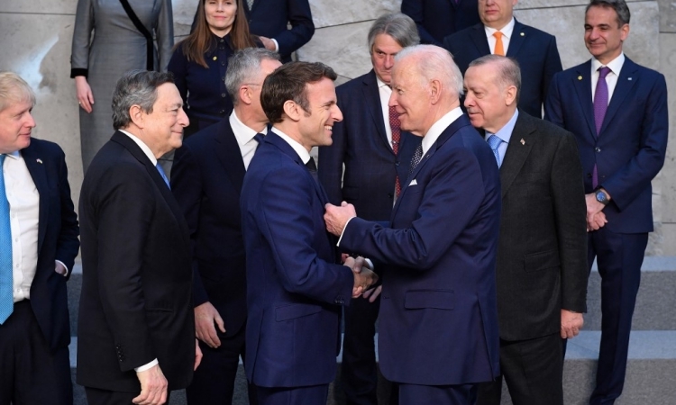 Tổng thống Mỹ Joe Biden (phải) bắt tay Tổng thống Pháp Emmanuel Macron tại hội nghị ở Brussels, Bỉ, hôm 24/3. Ảnh: AFP.