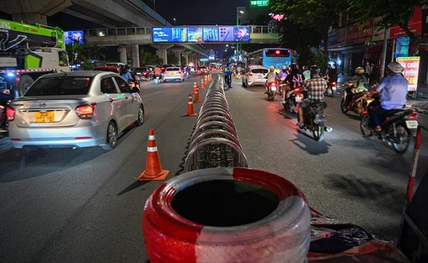 748m dải phân cách phục vụ công tác tổ chức lại giao thông đường Nguyễn Trãi đã được triển khai lắp đặt đêm 5/8