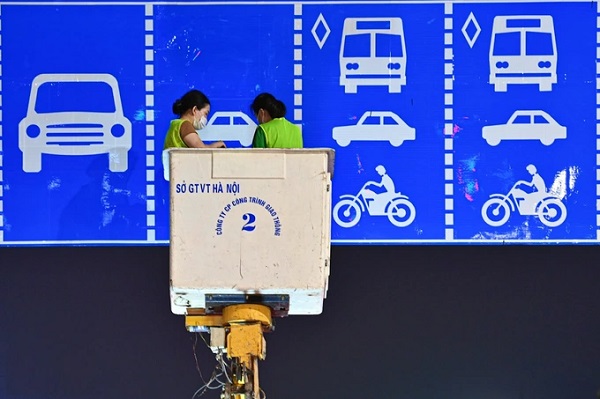 Ở cả 2 chiều đường Nguyễn Trãi, 2 làn sát vỉa hè, xe máy - xe thô sơ - xe buýt được phép hoạt động. Làn 3 - 4 sát dải phân cách, xe ô tô được phép hoạt động