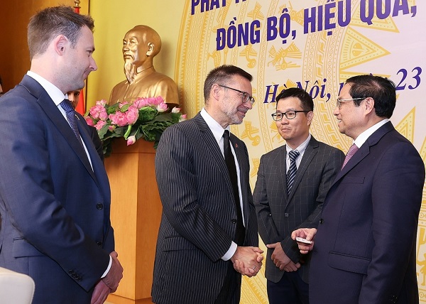 Thủ tướng Phạm Minh Chính trò chuyện với Đại sứ Đặc mệnh toàn quyền Australia Andrew John Lech Goledzinowski tại hội nghị, chiều 23/9. Ảnh: Nhật Bắc