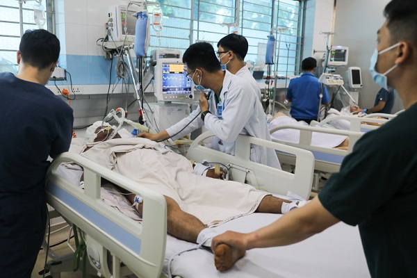 Bác sĩ Bệnh viện Bệnh Nhiệt đới TP HCM điều trị bệnh nhân sốt xuất huyết, tháng 6/2022.