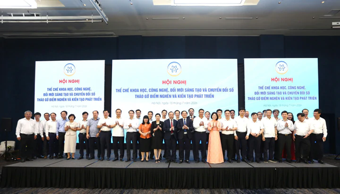 Các đại biểu tham dự Hội nghị chụp ảnh lưu niệm