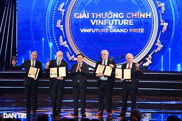 Chủ tịch Quốc hội Vương Đình Huệ lên sân khấu trao giải thưởng cao nhất cho các nhà khoa học.