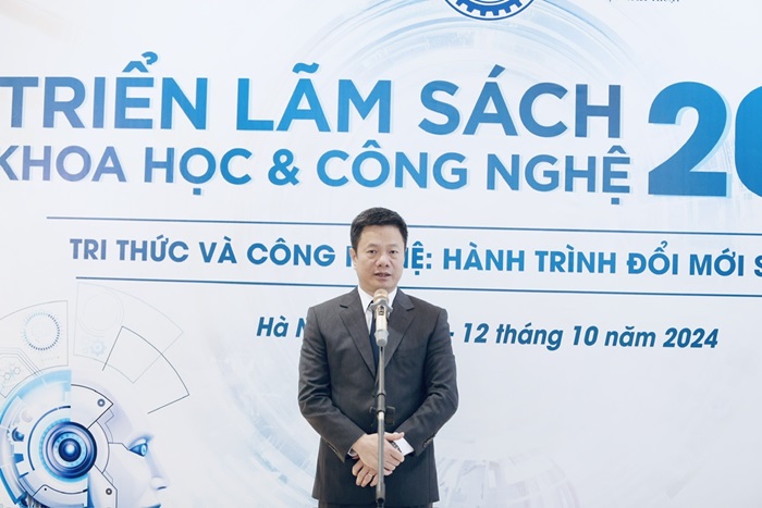 Ông Trần Đắc Hiến phát biểu khai mạc Triển lãm.