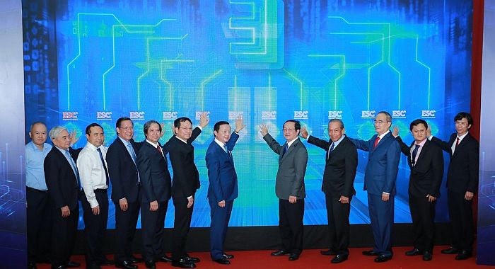 Phó Thủ tướng Trần Hồng Hà và các đại biểu thực hiện nghi thức ra mắt Trung tâm điện tử, vi mạch bán dẫn (ESC).