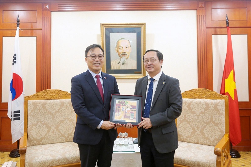 Bộ trưởng Huỳnh Thành Đạt tặng Đại sứ Choi Youngsam quà lưu niệm.