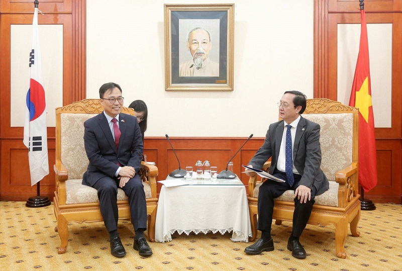 Bộ trưởng Huỳnh Thành Đạt tiếp Đại sứ Choi Youngsam