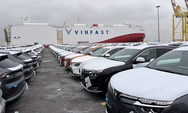 Những xe VinFast VF 8 đầu tiên xếp hàng chờ lên tàu đi Mỹ.