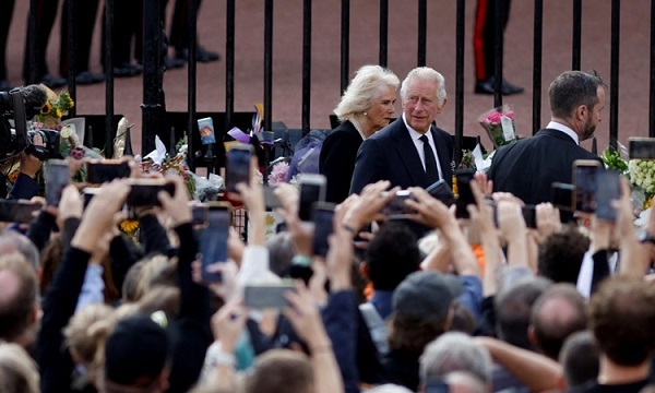 Vua Charles III và Vương hậu Camilla trở về Điện Buckingham hôm nay.