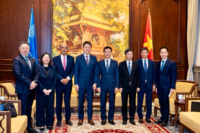 Các đại biểu chụp hình lưu niệm.