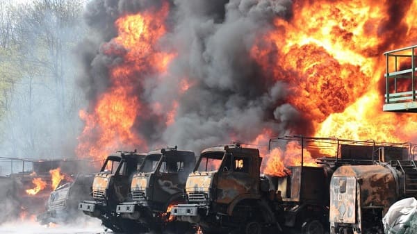 Xe quân sự bốc cháy sau một vụ tấn công nhằm vào một kho dầu ở khu vực do phe ly khai Ukraine kiểm soát cách Donetsk 15km