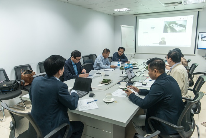 Toàn cảnh phiên họp trực tiếp và trực tuyến.