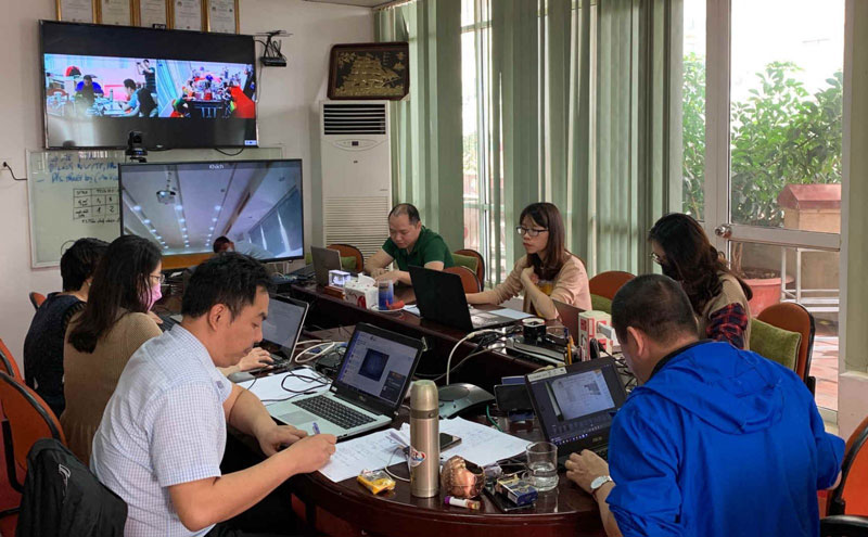 Với sự hỗ trợ của bộ phận kỹ thuật, các chuyên gia VinaCert đã thực hiện thành công cuộc đánh giá giám sát cho Công ty TNHH Interflour Việt Nam. Ảnh: VP VinaCert
