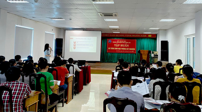 Phó Giám đốc AoV Trịnh Thị Hương trình bày tại khóa tập huấn