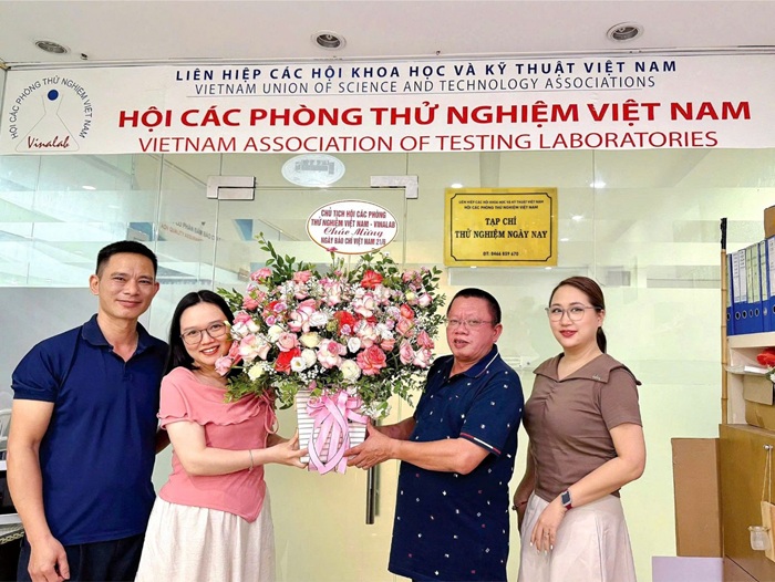 Lãnh đạo Vinalab chúc mừng Tạp chí Thử nghiệm Ngày nay nhân dịp 100 năm Ngày Báo chí Cách mạng Việt Nam
