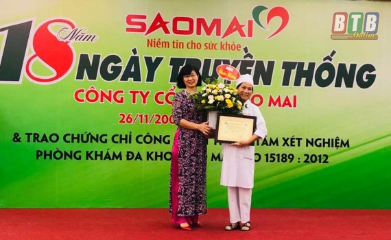 Bà Chu Thị Phương Lan, Phó giám đốc AOSC (bên trái ảnh) trao chứng chỉ ISO 15189:2012 cho Trung tâm xét nghiệm - Phòng khám Đa khoa Sao Mai.