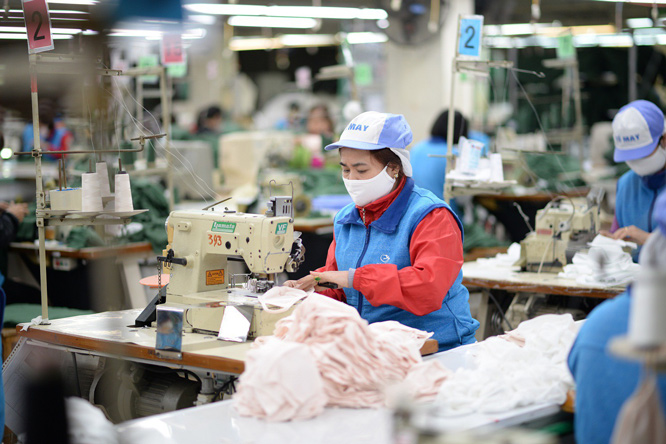 Sản xuất khẩu trang kháng khuẩn tại Công ty Dệt kim Đông Xuân. Ảnh: Hoàng Linh