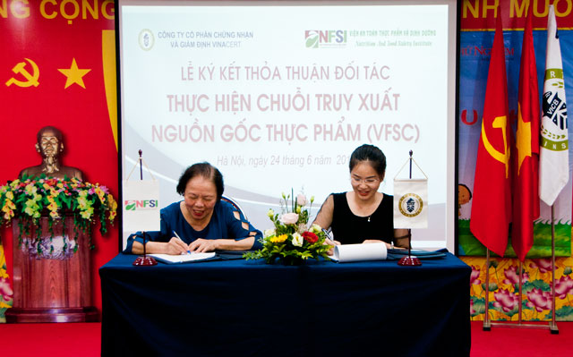 GS.TS. Phan Thị Kim - Viện trưởng NFSI và bà Đặng Thị Hương - Giám đốc Chứng nhận VinaCert ký biên bản hợp tác đối tác