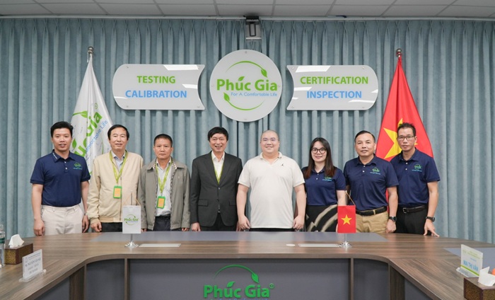 Các đại biểu chụp ảnh lưu niệm