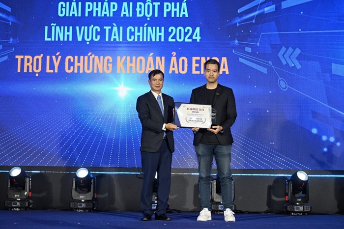 Thứ trưởng Bộ KH&CN Bùi Thế Duy trao giải dự án AI đáng chú ý 2024 cho Trợ lý chứng khoán ảo ENSA.