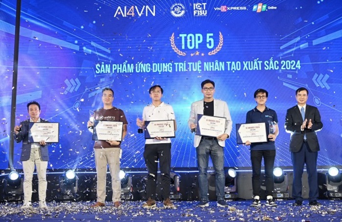 Thứ trưởng Bộ KH&CN Bùi Thế Duy trao giải cho 5 dự án thắng giải AI Awards 2024.