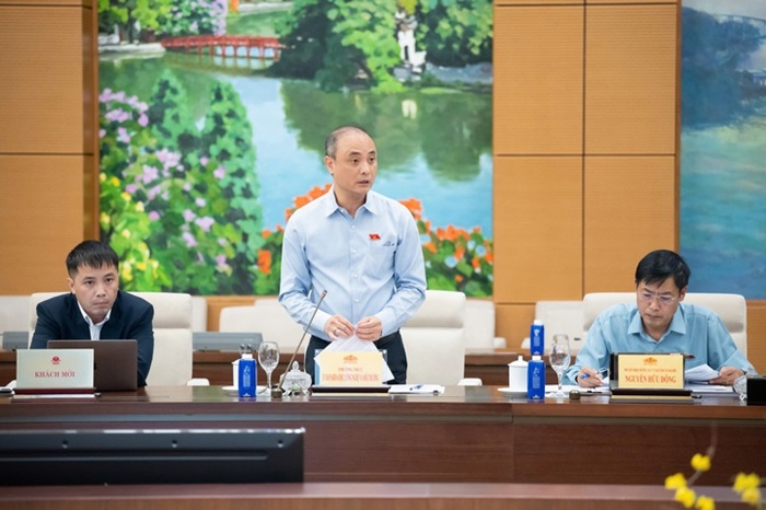 Phó Chủ nhiệm Ủy ban Khoa học Công nghệ và Môi trường Nguyễn Phương Tuấn trình bày báo cáo thẩm tra dự án Luật sửa đổi, bổ sung một số điều của Luật Chuyển giao công nghệ. (Ảnh: Vũ Hiếu)