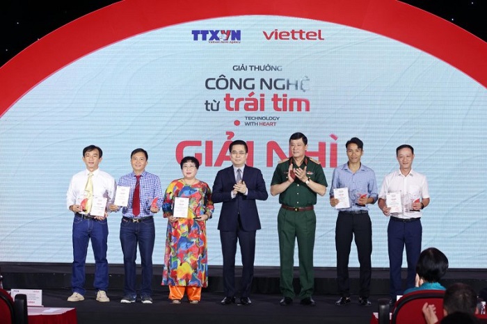 Thứ trưởng Bộ KH&CN Nguyễn Hoàng Giang và Thiếu tướng Đỗ Minh Phương, Phó Tổng Giám đốc Viettel trao giải Nhì cho các tác giả đoạt giải.
