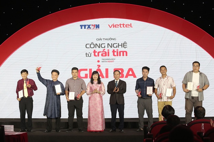 Ban Tổ chức trao giải Ba cho các tác giả đoạt giải.